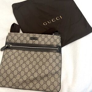 Gucci
Flat Messenger Bag GG Coated Canvas Medium
